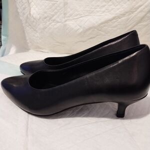 New Trotters (nwot) black pumps Women's Size11M